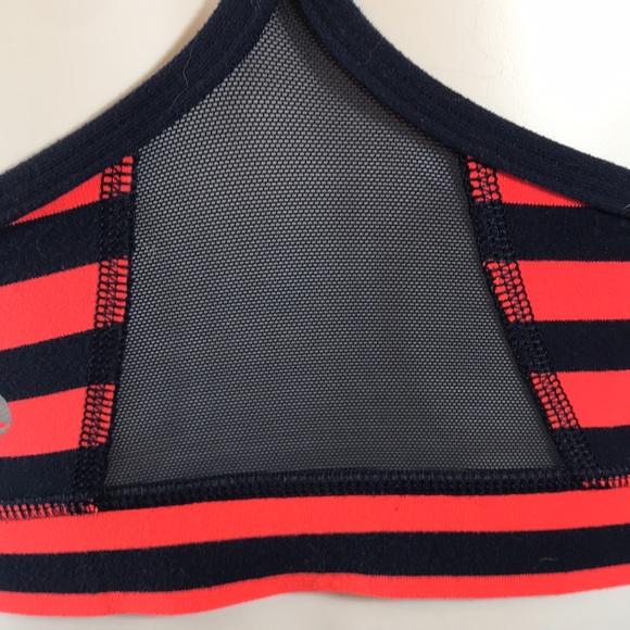 π Lululemon Flow Y Stripes Sports Bra - Picture 2 of 15